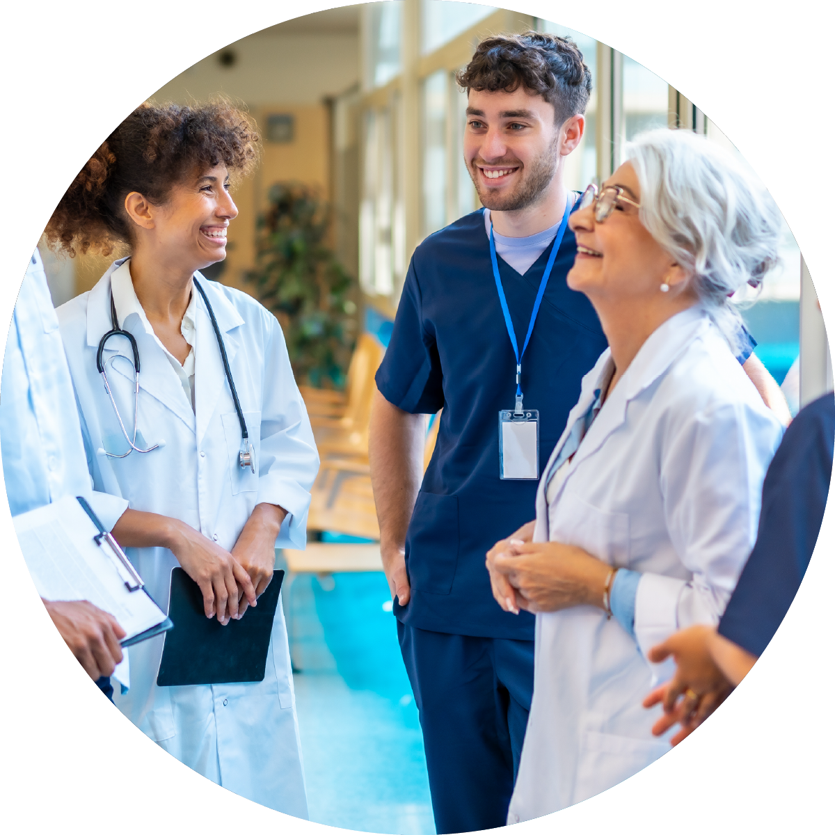 Equipe médica da Medsafe conversando em um corredor de hospital
